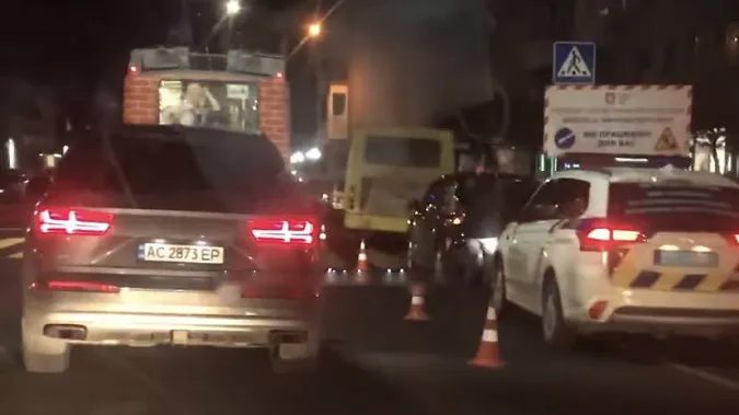 Утворилась тягучка: у Луцьку ДТП за участі маршрутки й таксі