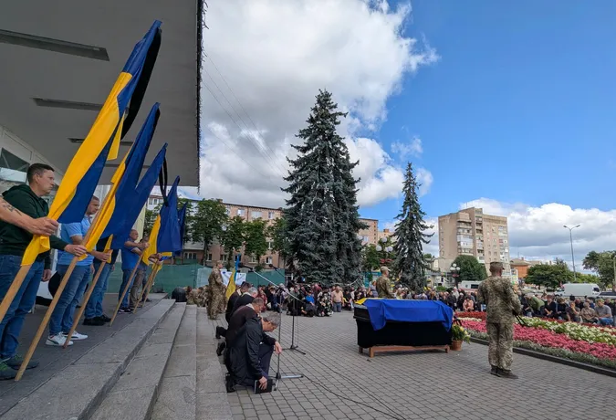 Майже рік вважався зниклим безвісти: Ковель навколішки попрощався з Героєм Віктором Дорощуком