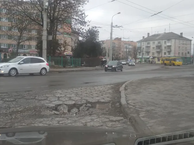 У Луцьку на Драгоманова провалилася бруківка (фото)