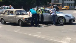 У Луцьку біля «Променя» не розминулися «порш» і «жигулі» (фото)