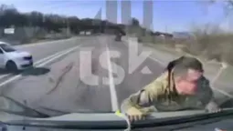 Біля Луцька військового ТЦК збили і прокатали на капоті буса (відео)