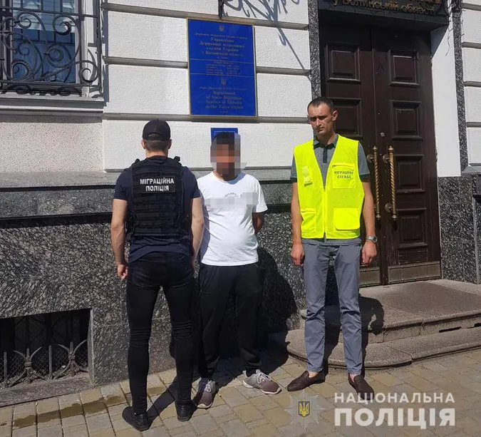 На Волині виявили азербайджанця з підробленою посвідкою на місце проживання (фото)
