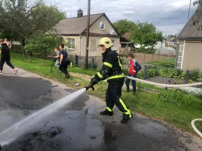 У Володимирі посеред вулиці дотла вигорів мікроавтобус (фото)