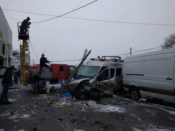 На Волині поліцейський автомобіль врізався у стовп (фото)