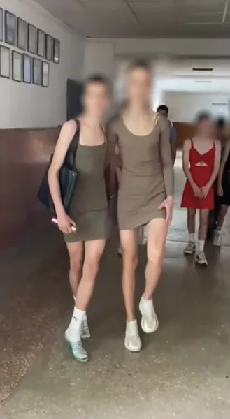 «Розірвали» тікток: у Луцьку хлопці прийшли в ліцей у сукнях, а дівчата – у костюмах (фото)