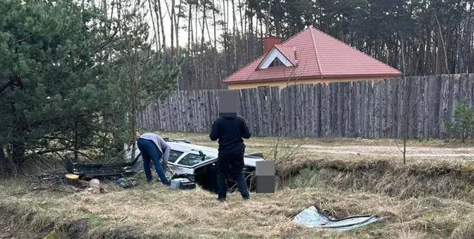 Пробило колесо: на Волині авто злетіло у кювет і перекинулося – постраждав пасажир (фото)