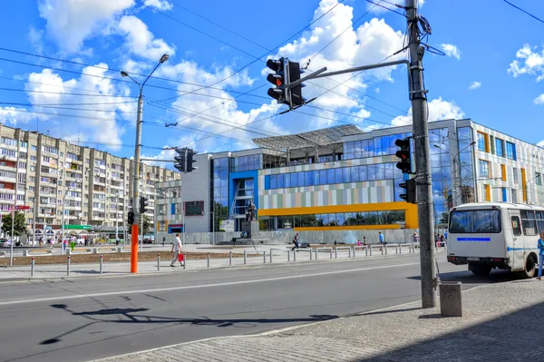 Навпроти розважального центру встановили світлофор, який от-от повинен запрацювати