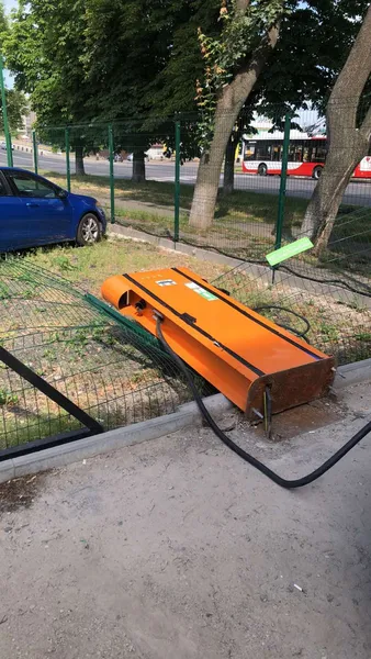 У Луцьку легковик зніс зарядну станцію (фото, відео)