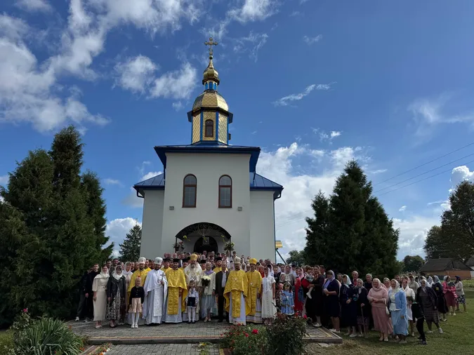 Четвертий храм на тому ж місці: на Волині освятили відновлену після пожежі церкву (фото)