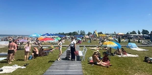 Спекотні вихідні: що коїться на пляжах Світязя (фото)