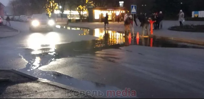 У Ковелі прорвало водопровід: навколишні будинки лишилися без води