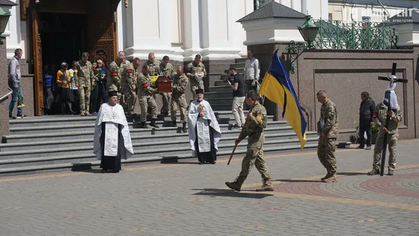 Сльози мужніх: Луцьк на колінах проводжав молодого Героя (фото, відео)