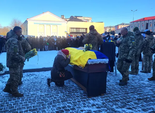 Майже 14 місяців очікування: у Ковелі попрощалися з воїном Романом Ющенком (фото)