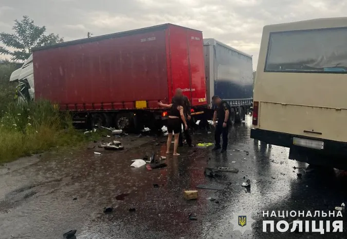 Четверо загиблих: на Львівщині зіткнулися рейсовий автобус і вантажівка (фото)