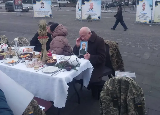 Великий стіл, військова форма та фото загиблих: у центрі Ковеля провели акцію-нагадування про воїнів
