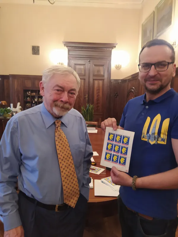 У Польщі випустили марки з портретом Зеленського – їх розібрали за години (фото)