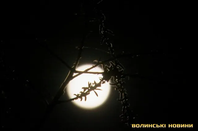 Якою на Волині побачили Суперповню або Рожевий Місяць (фото)