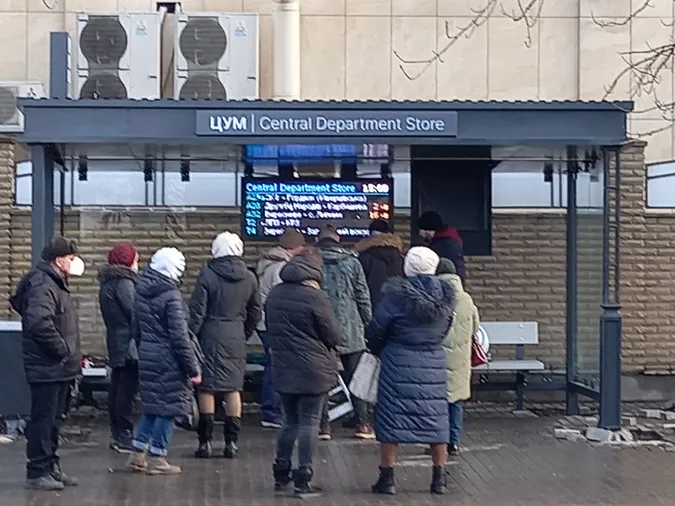 У центрі Луцька перевіряють, чи нова зупинка справді розумна (фото)