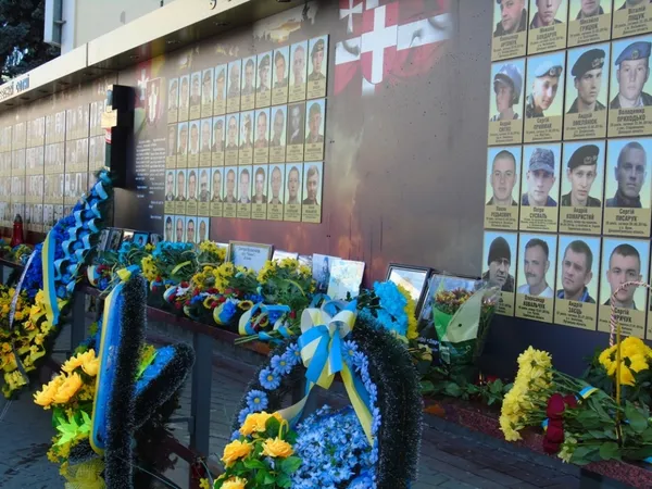 У Луцьку відкрили оновлений фотостенд полеглим бійцям АТО (фото)