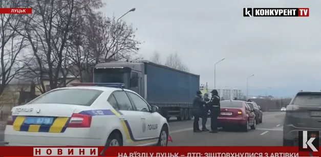 На в'їзді у Луцьк – ДТП: зіштовхнулися три автівки (відео)