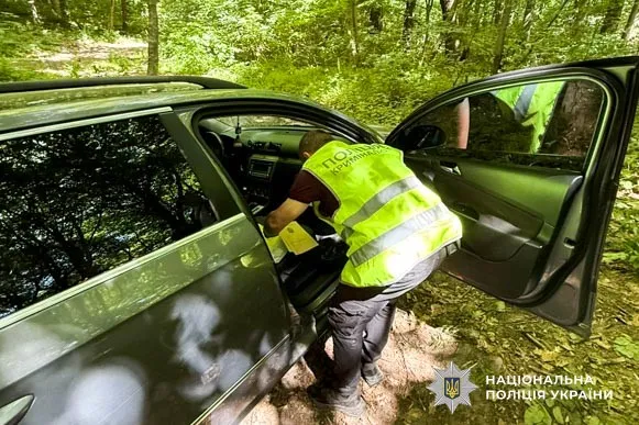 До лісу не по гриби: на Рівненщині двоє волинян закопали 100 «закладок» з наркотиками (фото)