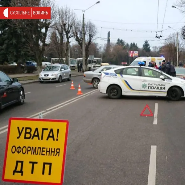 У Луцьку «мерс» в'їхав у таксі: постраждала пасажирка (фото)