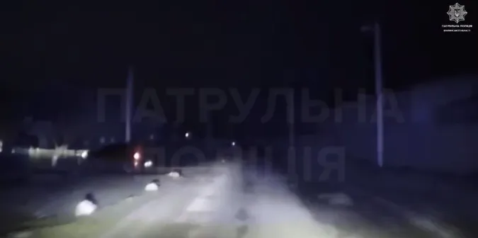Втікав від патрульних і протаранив стовп: у Луцьку ганялися за п'яним на «рено» (відео)