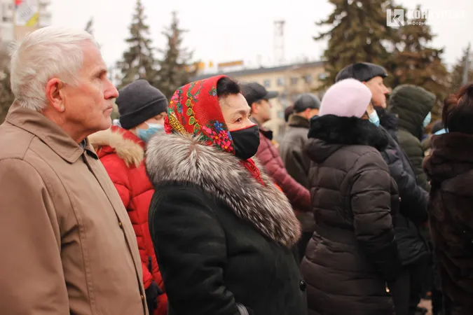 Квіти та сотні людей: у Луцьку вшанували пам'ять героїв Небесної Сотні (фото, відео)