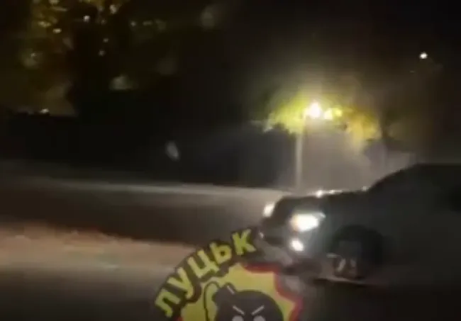 У Луцьку влаштували дрифт на мокрому асфальті (відео)
