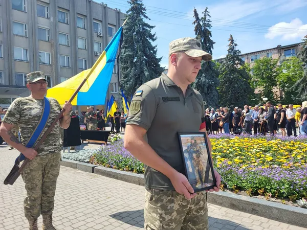 Сотні ковельчан стали на коліна перед загиблим Героєм (фото)