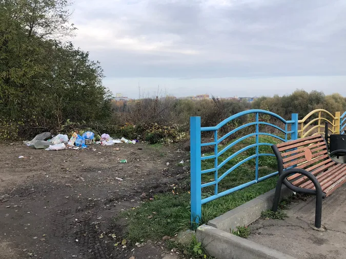 Зник бак: оглядовий майданчик в Луцьку потопає в смітті (фото)
