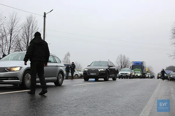 Перекриття дороги на Волині: водії об’їжджали полями і застрягали там
