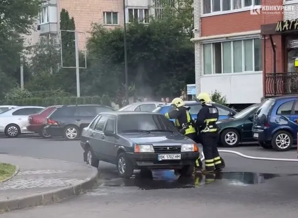 У Луцьку в дворі зайнялась припаркована автівка