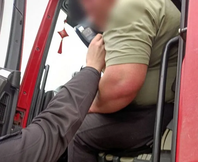 «Вантажівка рухалась дивно»: на Волині небайдужі допомогли зловити п'яного на фурі (фото)