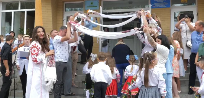У Луцькому ліцеї №1 пролунав перший дзвінок (відео)