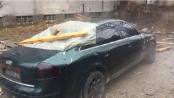 У Луцьку вітер зніс дах на автомобіль (фото)
