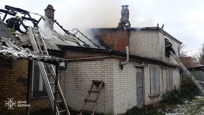 Вщент згоріла покрівля: у Луцьку спалахнув будинок