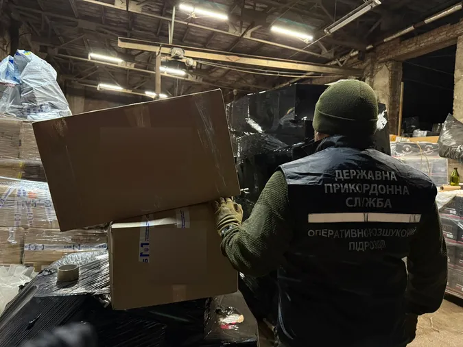 Волинські прикордонники з колегами викрили мережу з нелегальними електронками