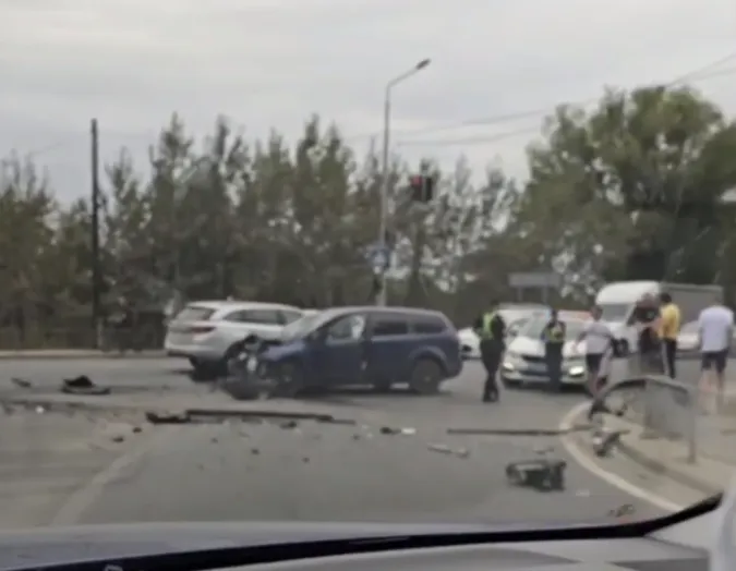 Зім'яті автомобілі та знищений паркан: подробиці аварії в Ковелі