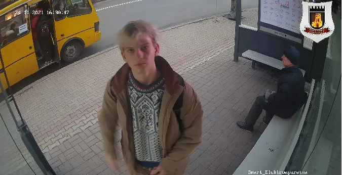 У центрі Луцька молодик «на камеру» розписав «розумну» зупинку (відео)