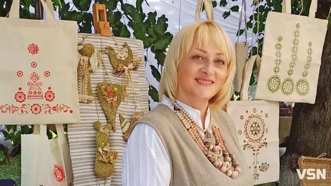 Конкуренція машинному принту: як волинянка створює автентичний одяг за допомогою штампів (фото)
