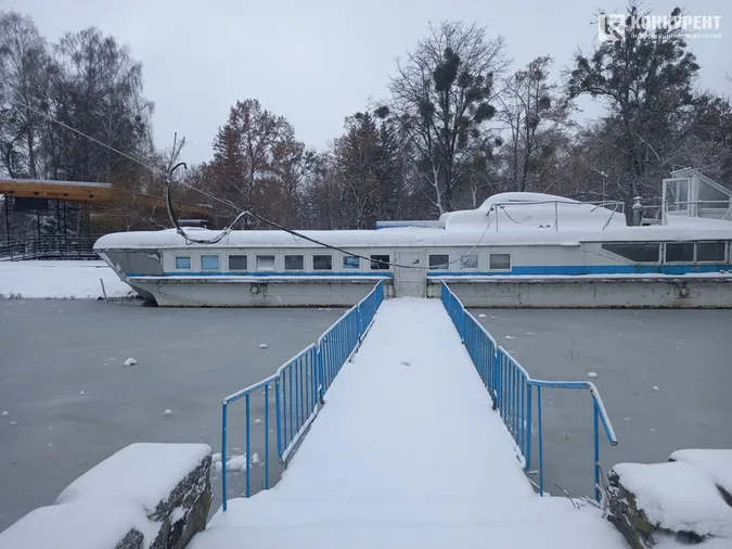 Сніжно і безлюдно: зима у Центральному парку Луцька (фото)