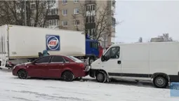 У Володимирі зіткнулися два авто і застрягла у снігу вантажівка (фото)