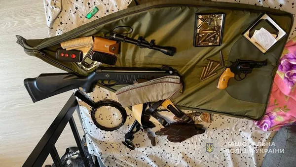 Волинські правоохоронці затримали одесита, якого підозрюють у продажу зброї через інтернет (фото, відео)