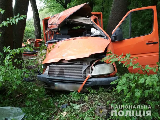 У Луцькому районі «мерс» влетів у дерево: є постраждалі (фото)