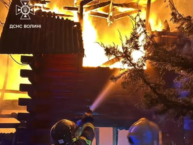 30 рятувальників і багато техніки: як гасили пожежу в «Білочці» біля Луцька (фото, відео)