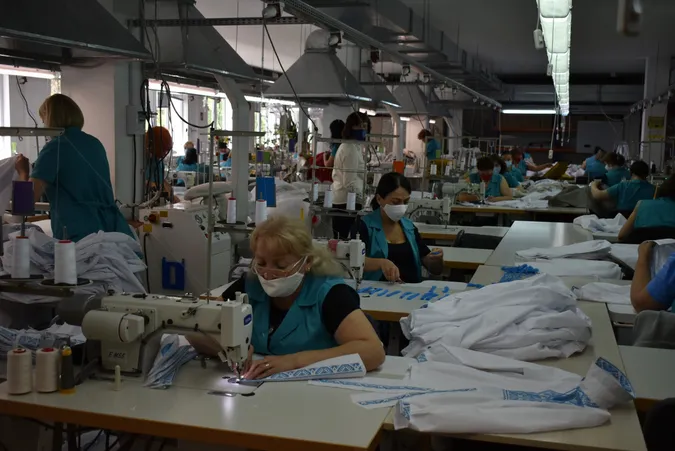 Захисні костюми замість вишиванок: як луцька «Едельвіка» допомагала боротися з коронавірусом