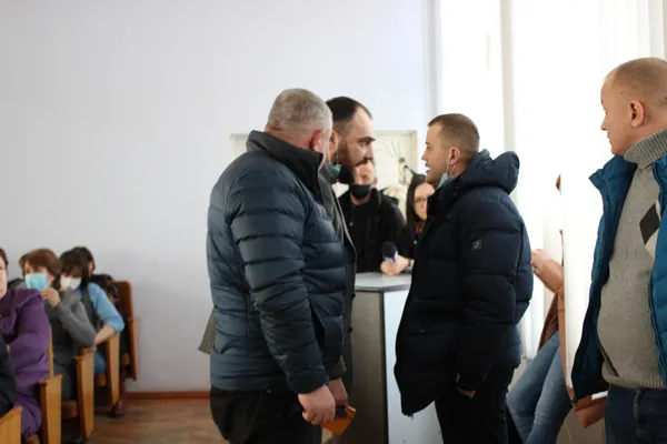 На сесію викликали поліцію: у Луцькій райраді ухвалили скандальне рішення (фото)