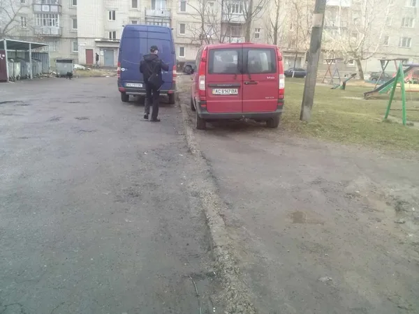 Автівки на газонах: у Луцьку знов шукали порушників (фото)