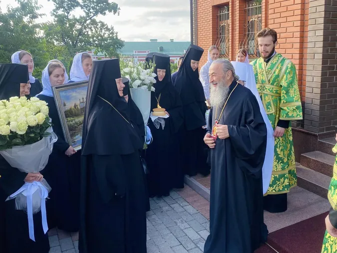 Ігуменя з Зимного кланялась та вітала московського владику Онуфрія (фото)